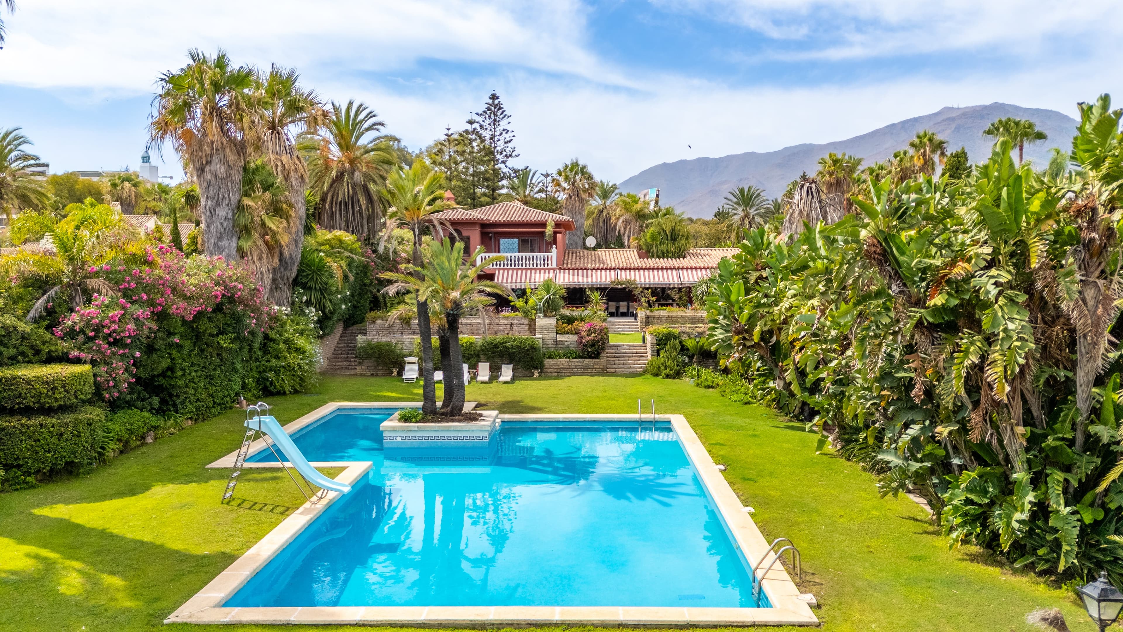 9-bed Villa in Estepona West