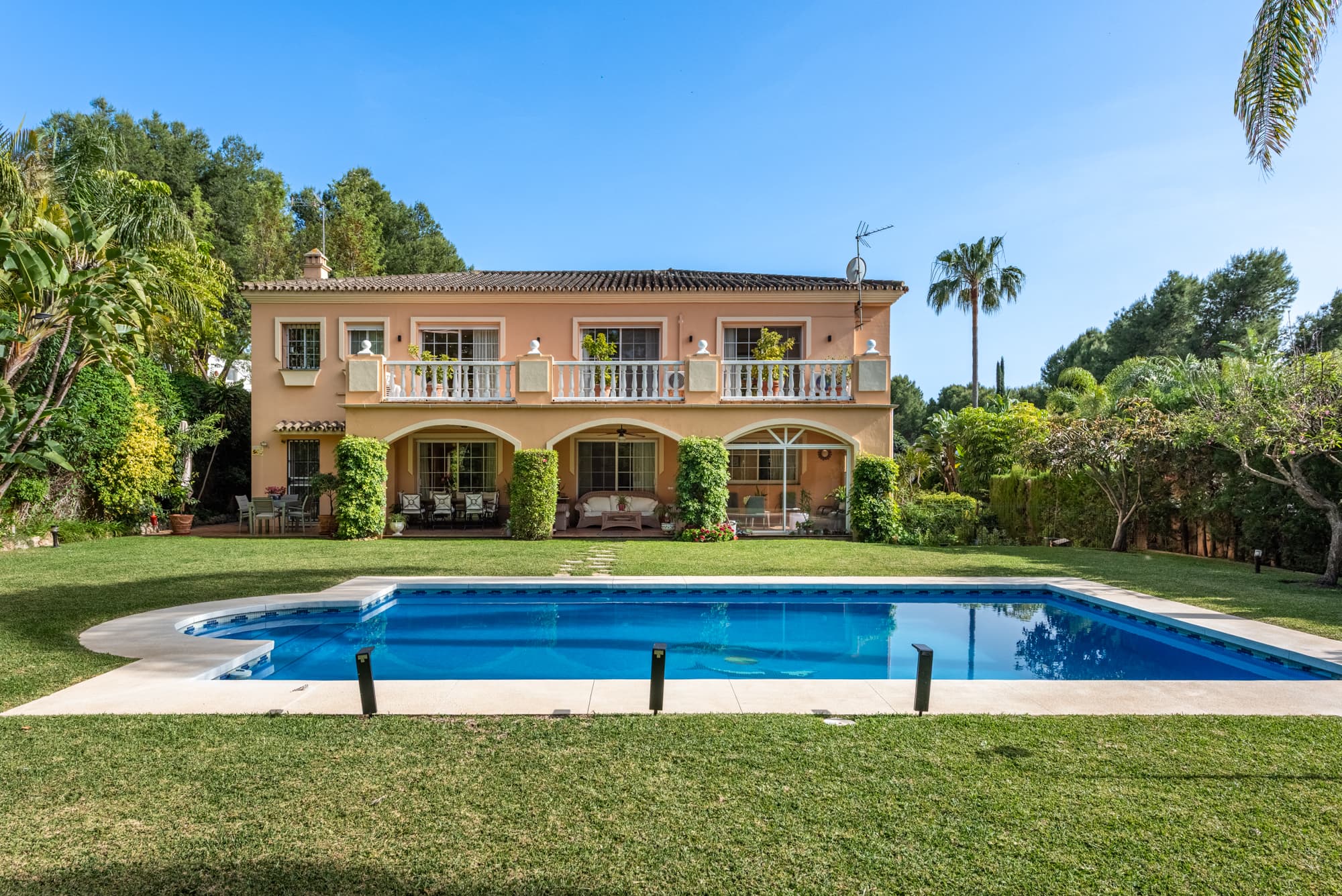 5-bed Villa in Marbella - Puerto Banus
