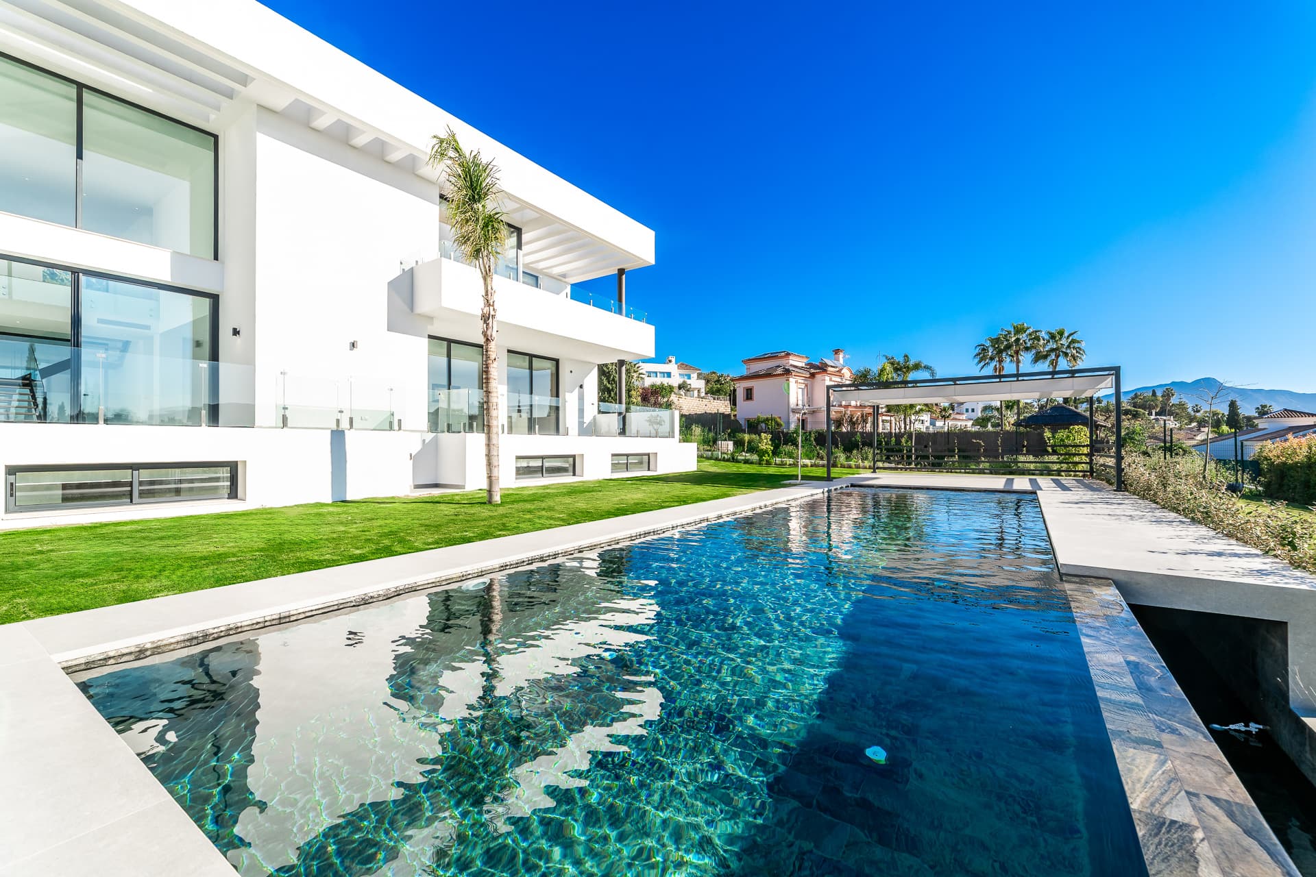 6-bed Villa in Paraiso Alto