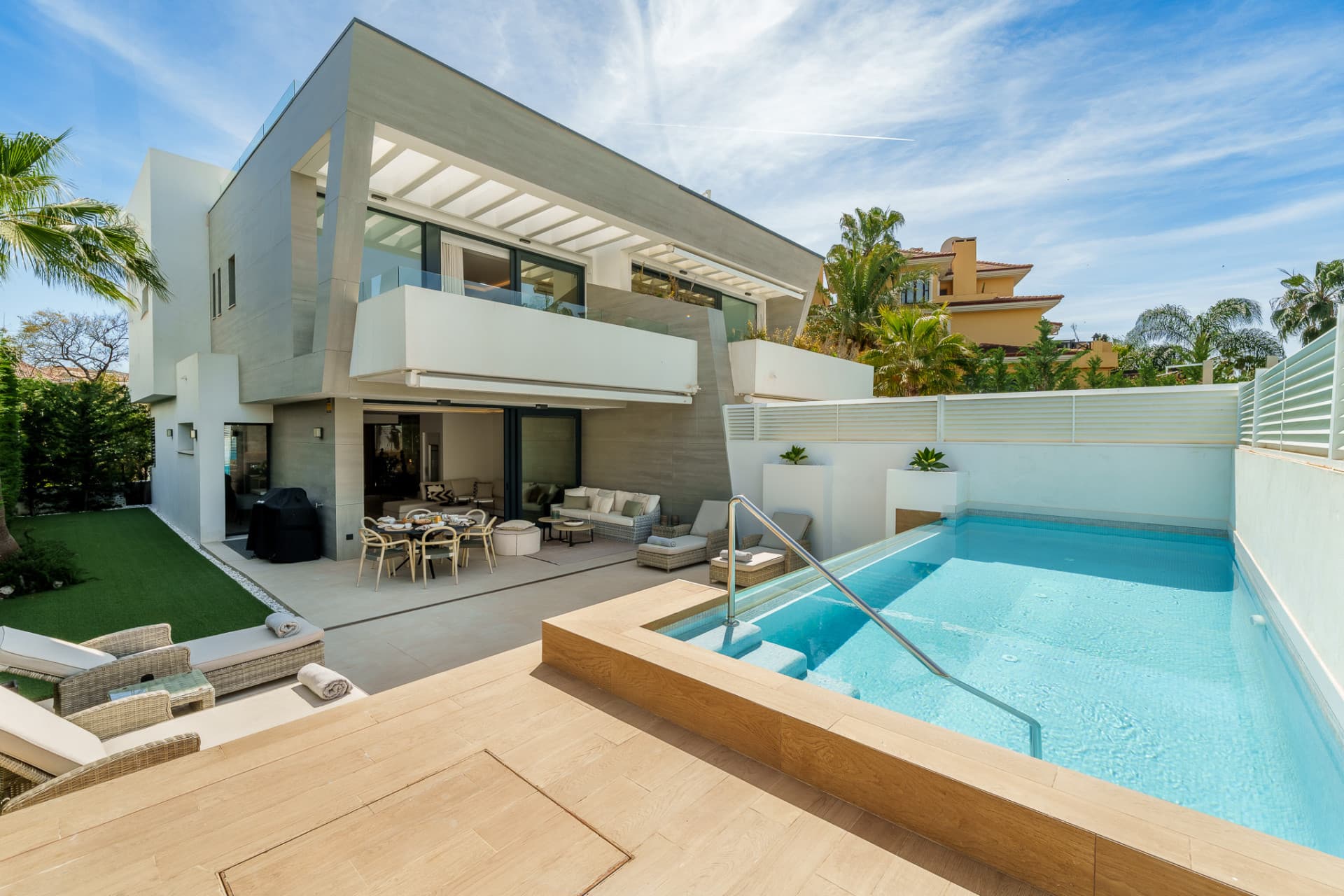5-bed Villa in Marbella - Puerto Banus