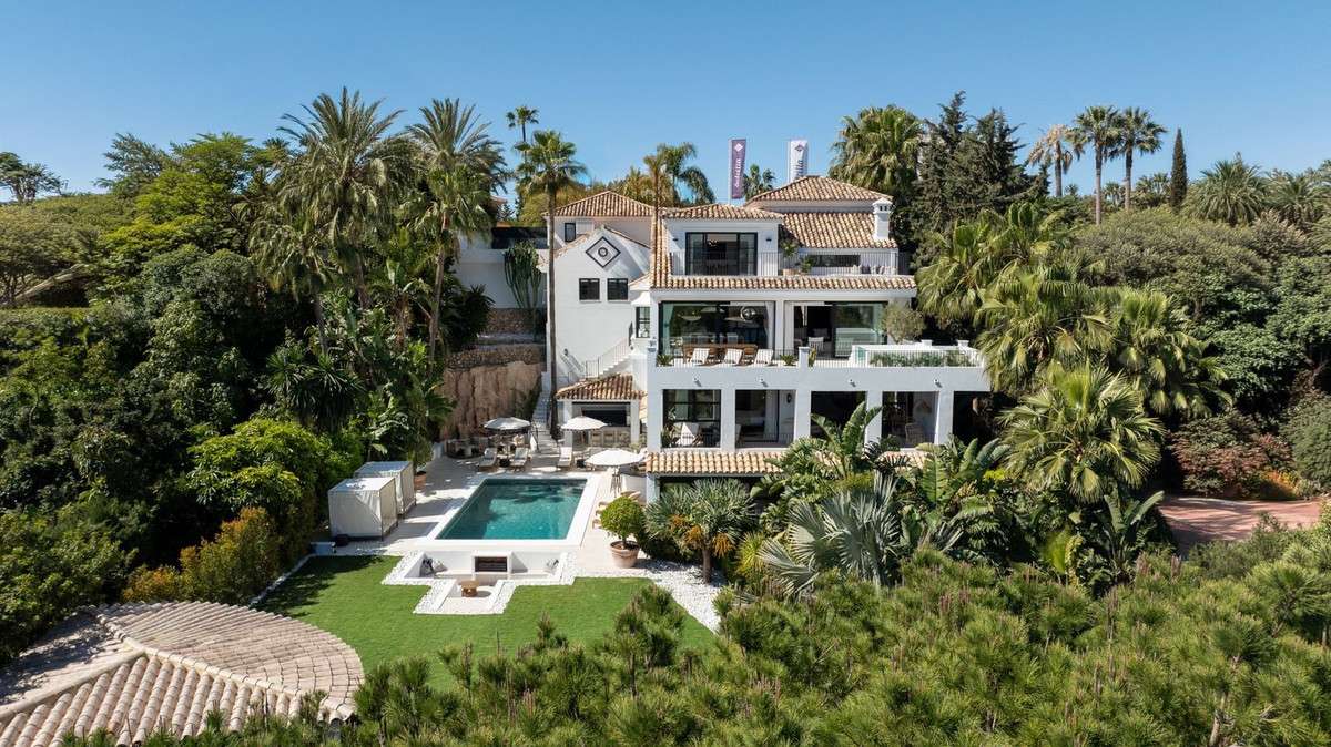 7-bed Villa in Nueva Andalucía