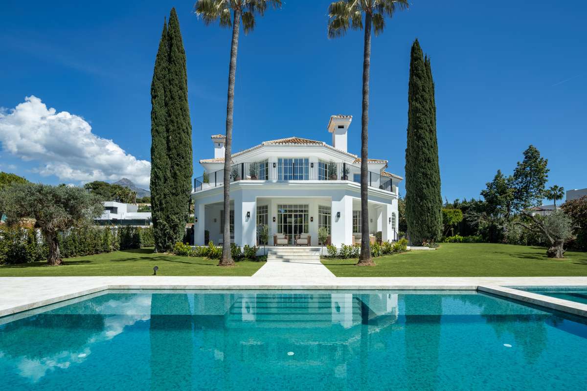 5-bed Villa in Nueva Andalucía