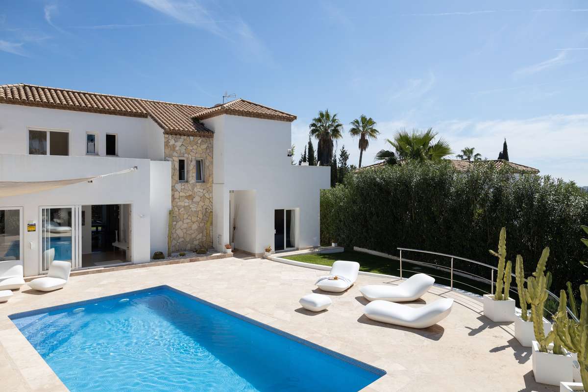 5-bed Villa in Nueva Andalucía