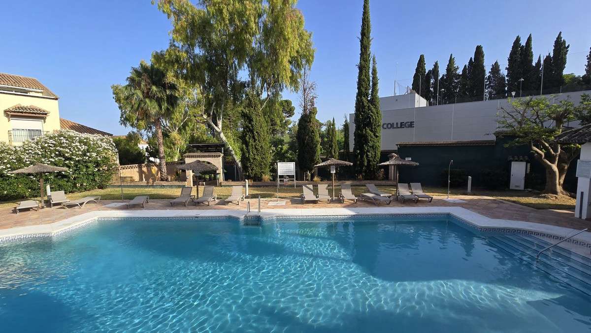 4-bed Apartment in Nueva Andalucía