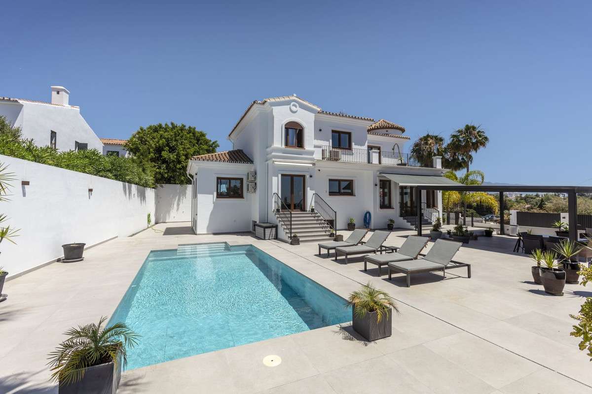 6-bed Villa in Estepona