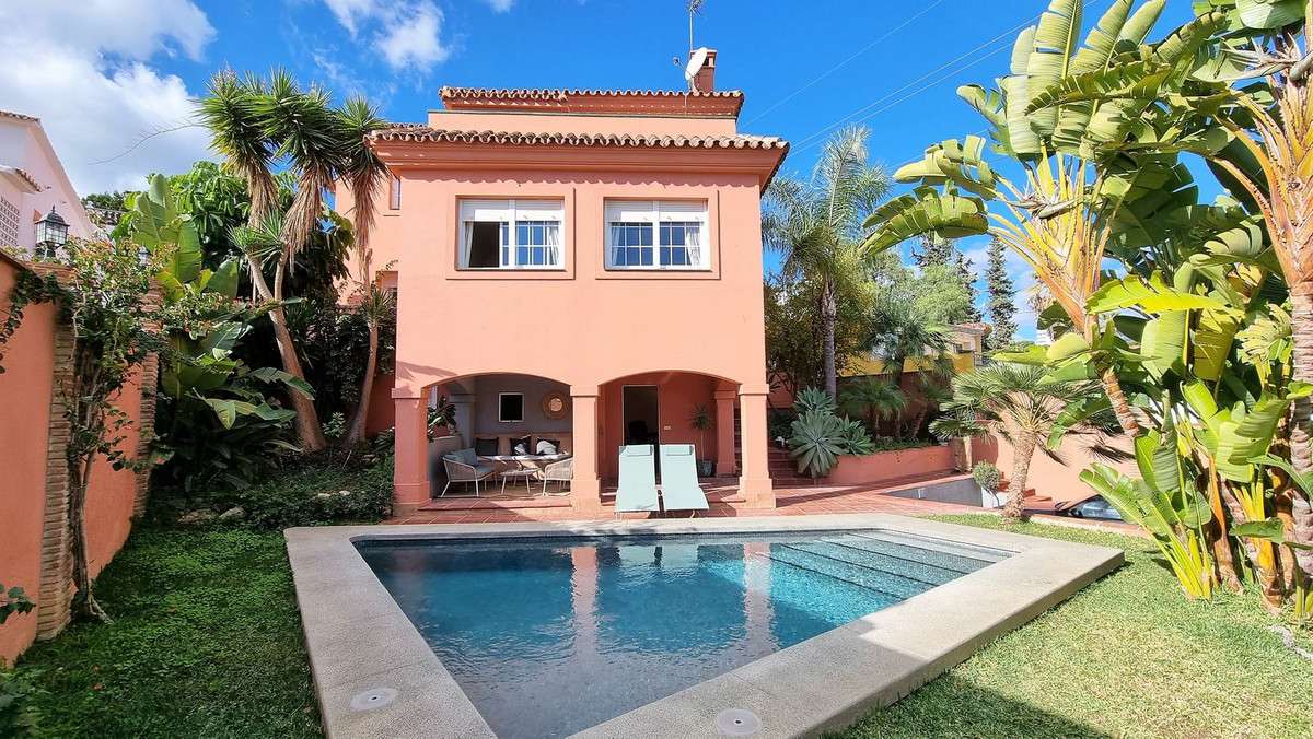 4-bed Villa in Nueva Andalucía