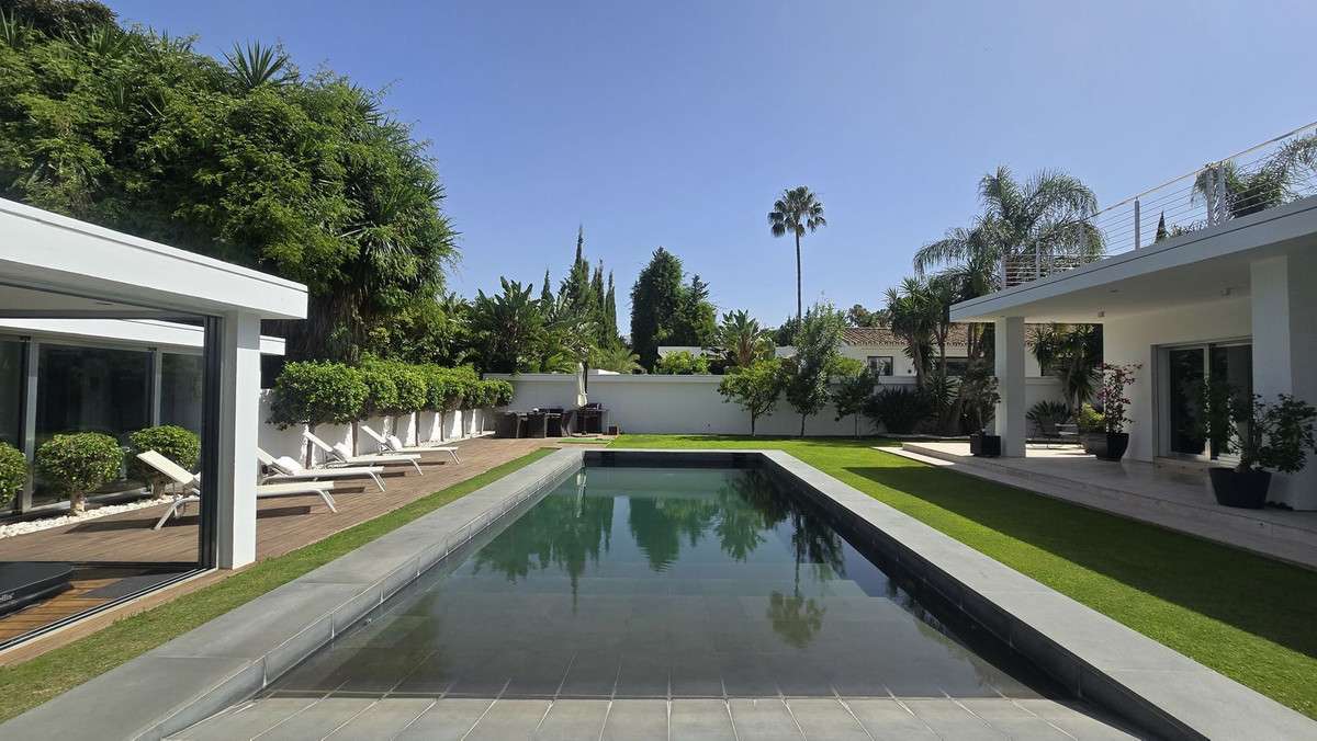 5-bed Villa in Nueva Andalucía