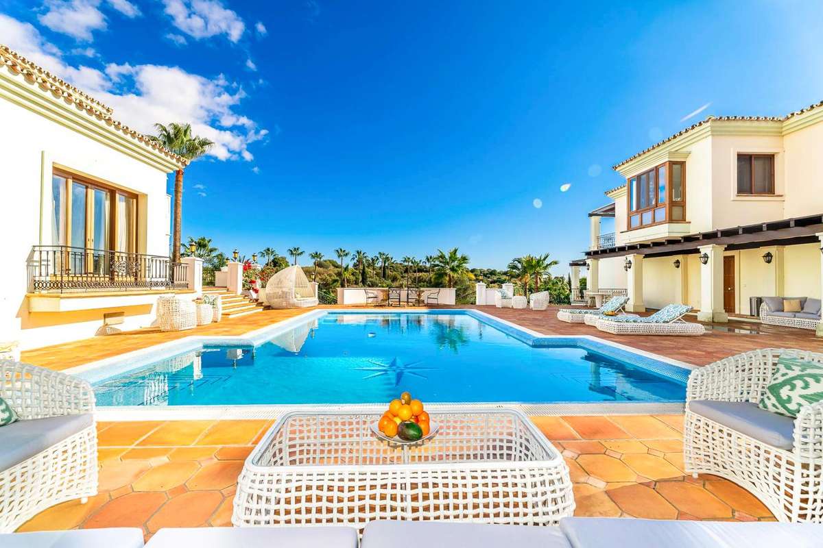 16-bed Villa in Estepona