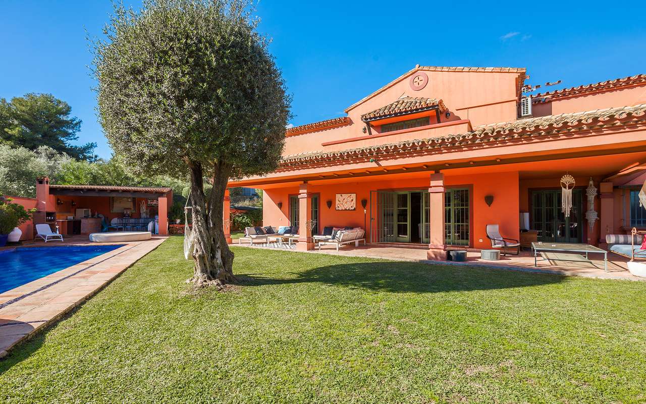 5-bed Villa in Nueva Andalucía