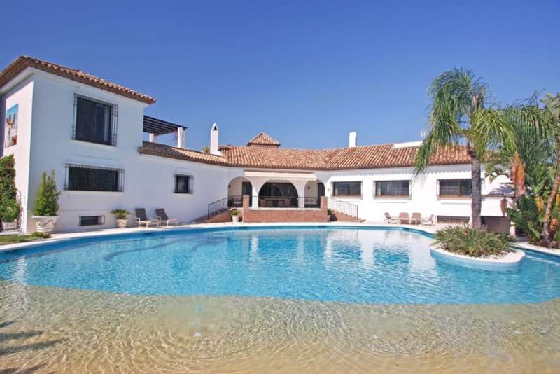 6-bed Villa in Estepona