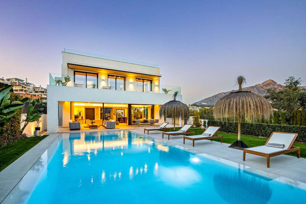 5-bed Villa in Nueva Andalucía