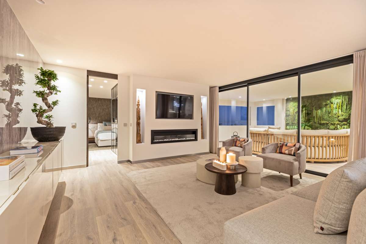 5-bed Apartment in Nueva Andalucía