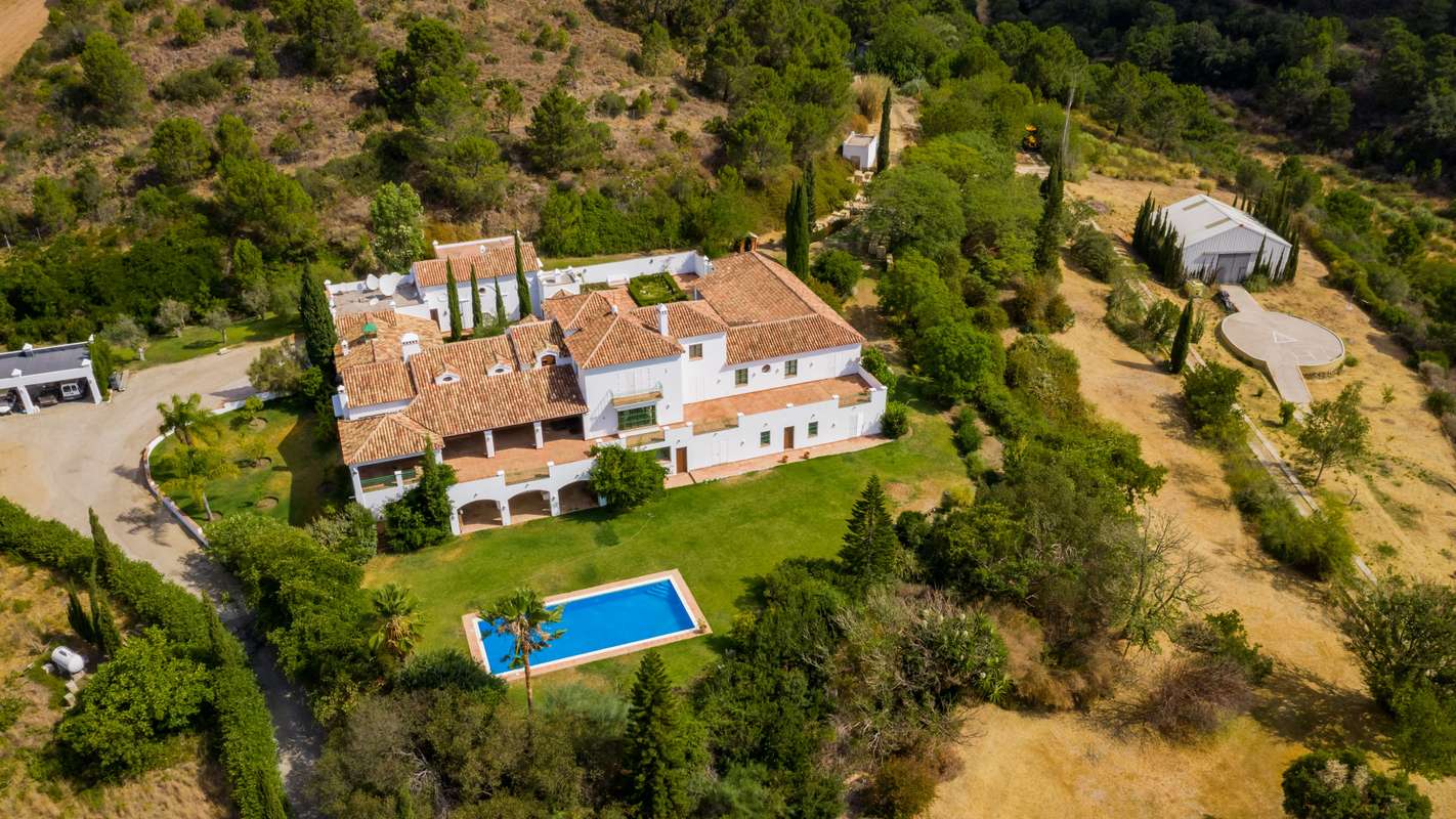 10-bed Villa in Estepona