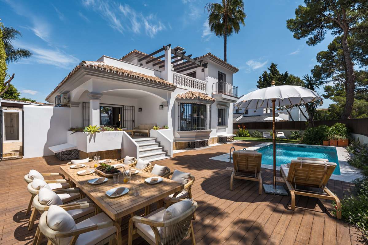6-bed Villa in Nueva Andalucía