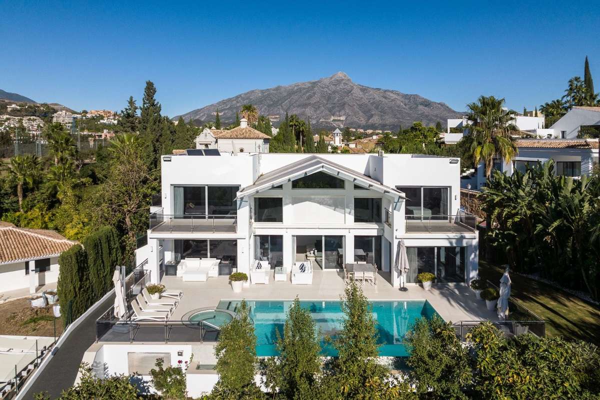 5-bed Villa in Nueva Andalucía