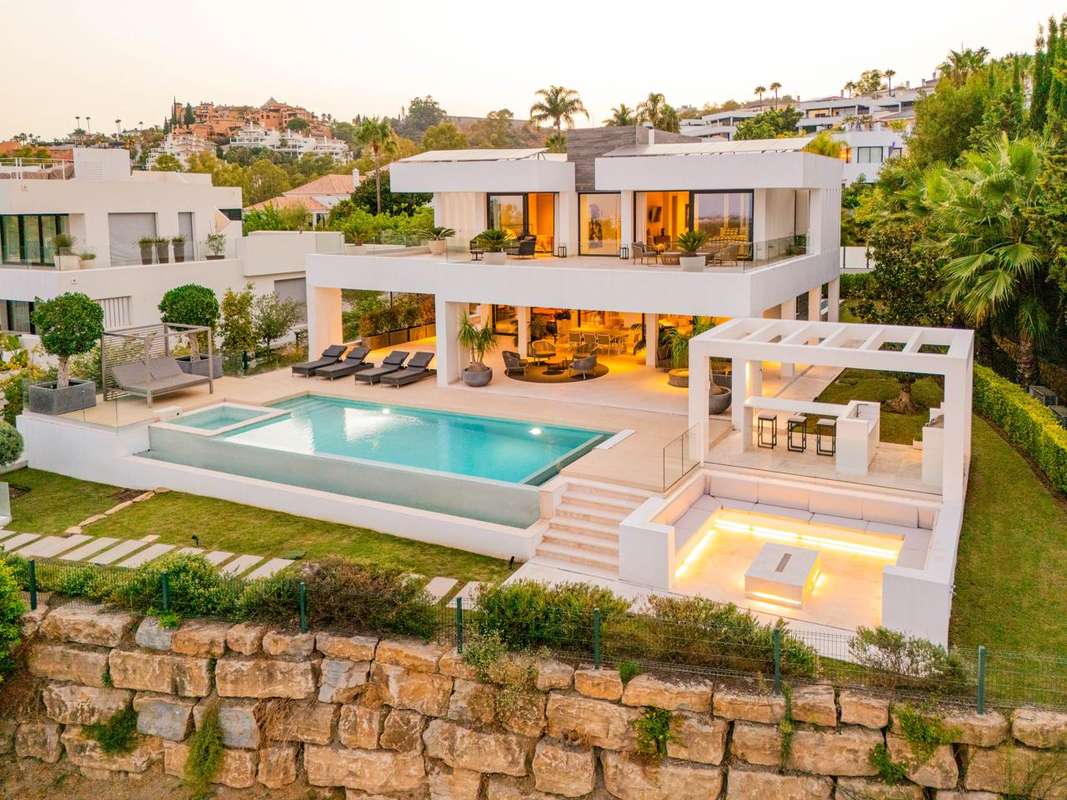 5-bed Villa in Nueva Andalucía