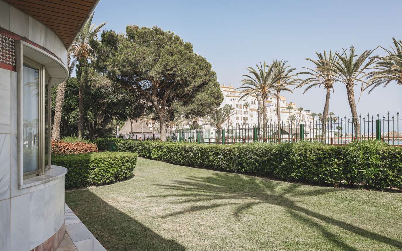8-bed Apartment in Nueva Andalucía