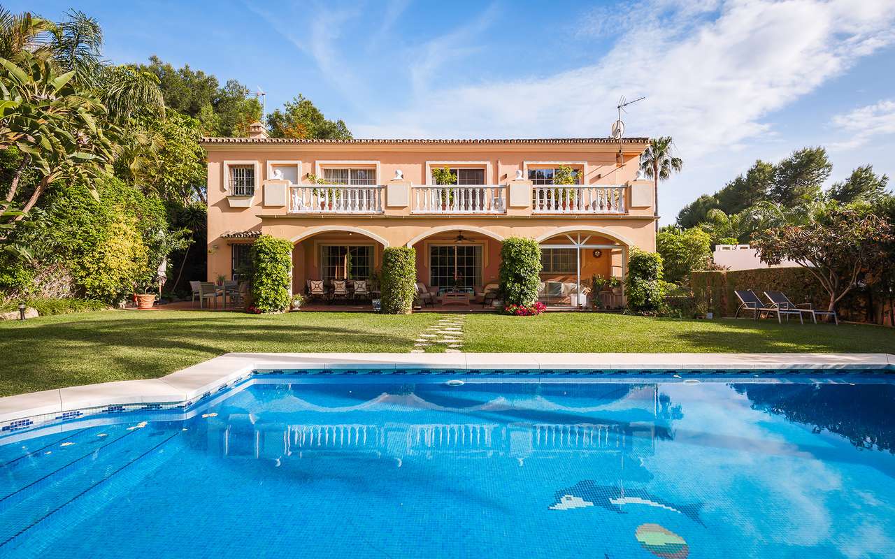 5-bed Villa in Nueva Andalucía