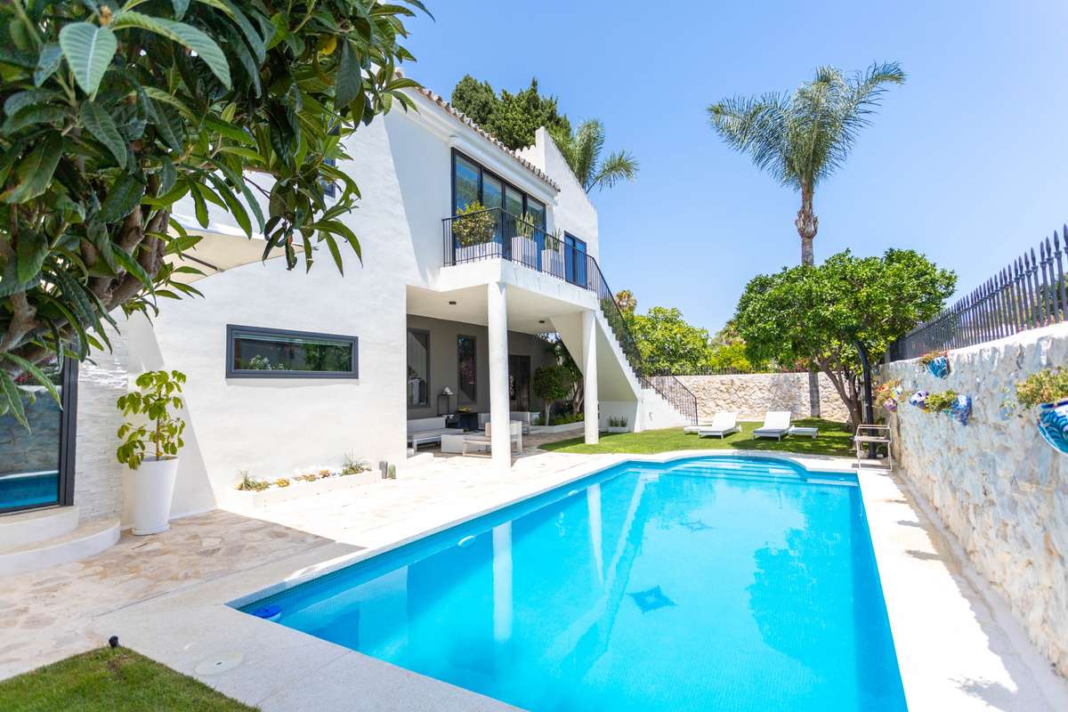 5-bed Villa in Estepona