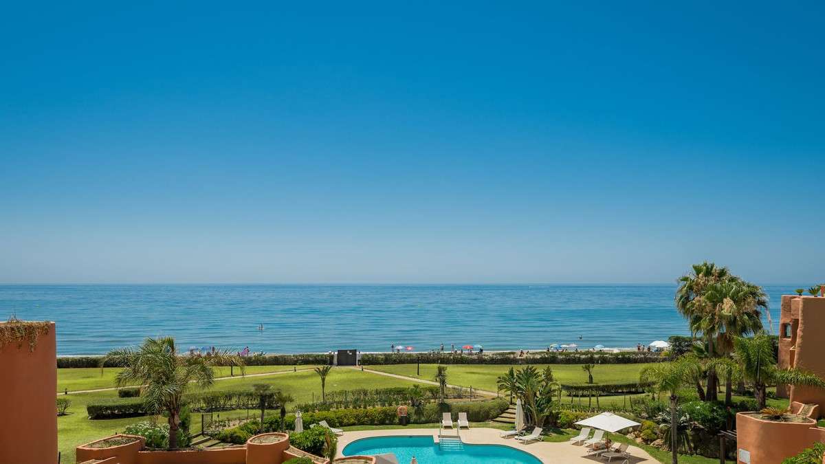 4-bed Apartment in Los Monteros