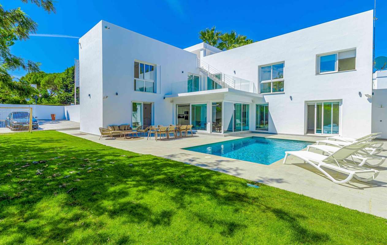 6-bed Villa in Nueva Andalucía