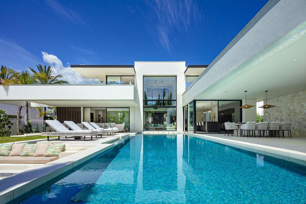 5-bed Villa in Nueva Andalucía