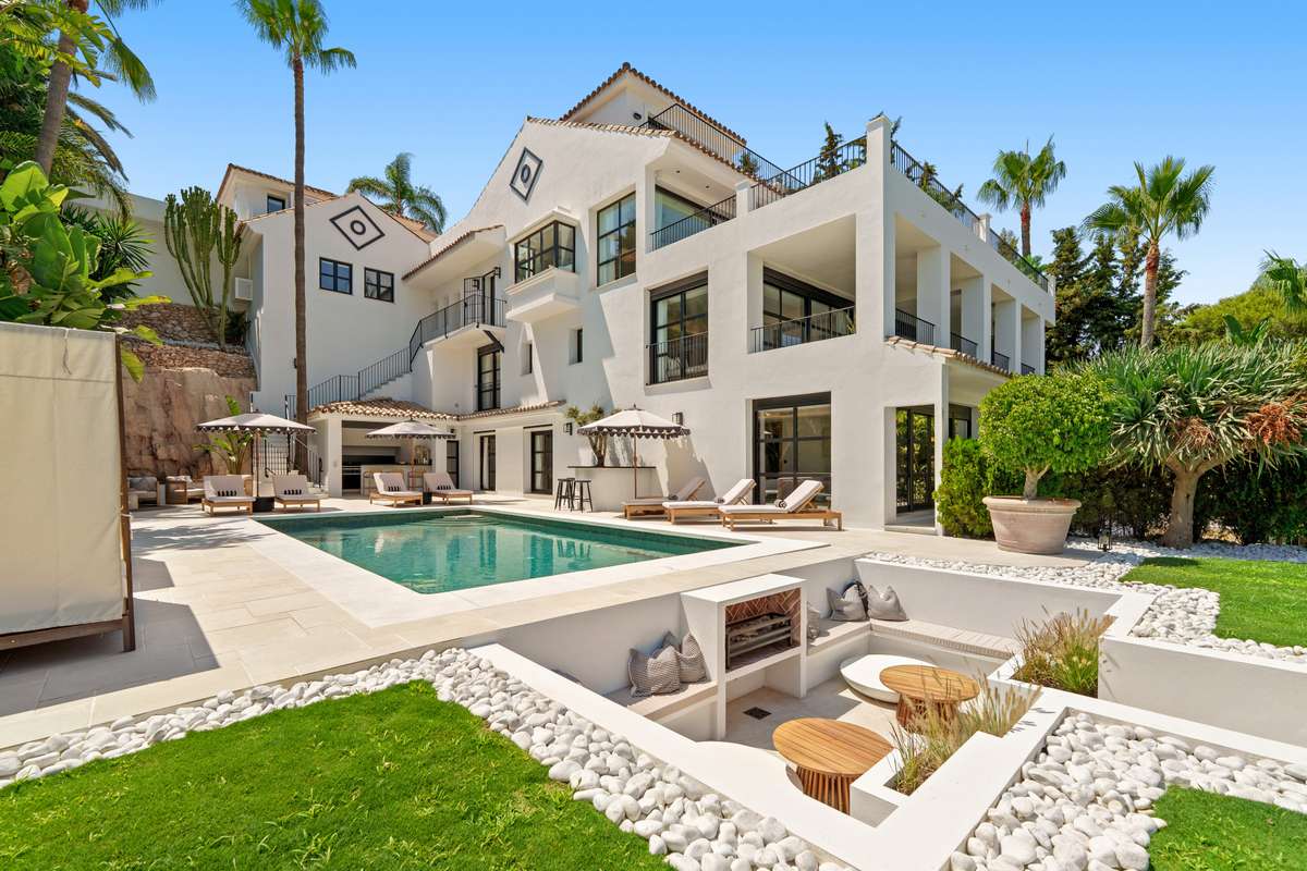 6-bed Villa in Nueva Andalucía