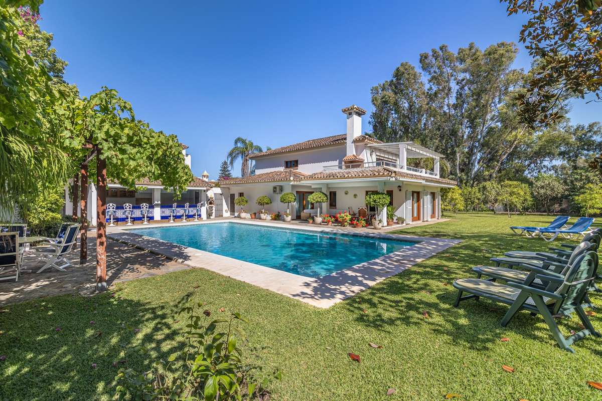 5-bed Villa in Estepona