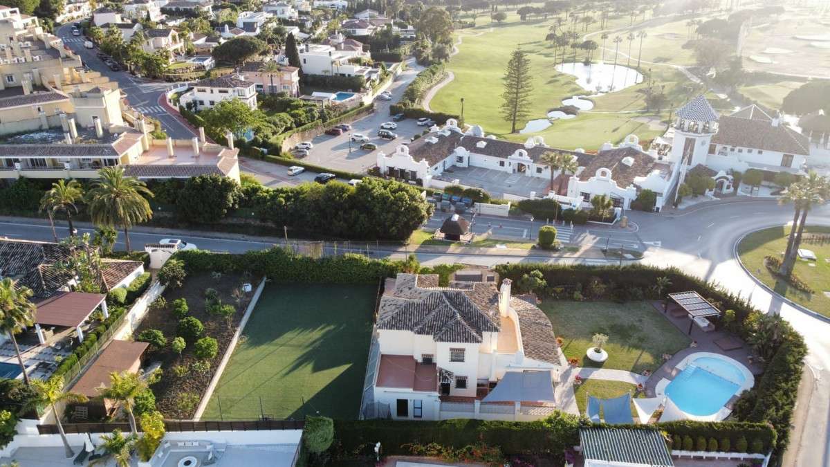 6-bed Villa in Nueva Andalucía