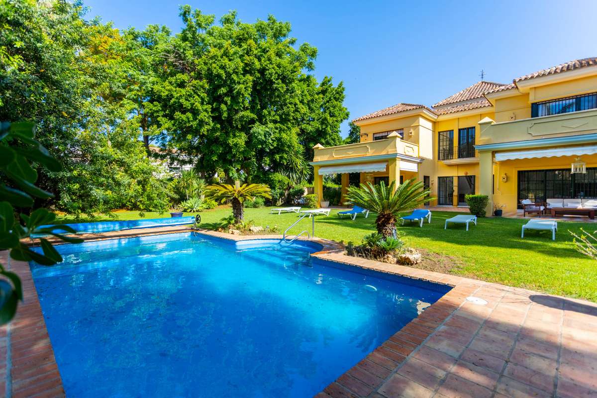 5-bed Villa in Estepona